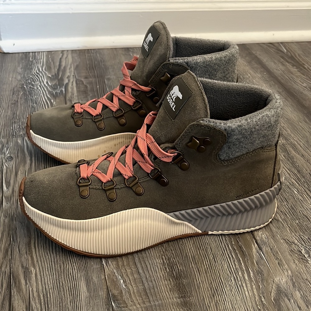 Sorel boots - Picture 2 of 5